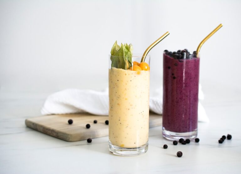 Berry smoothie glass context for personal smoothie blender comparison in Canada
