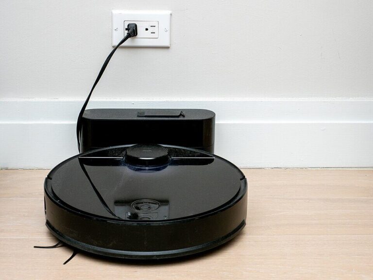 eufy 11S MAX vs Roomba 694 in Canada robot vacuum docking comparison
