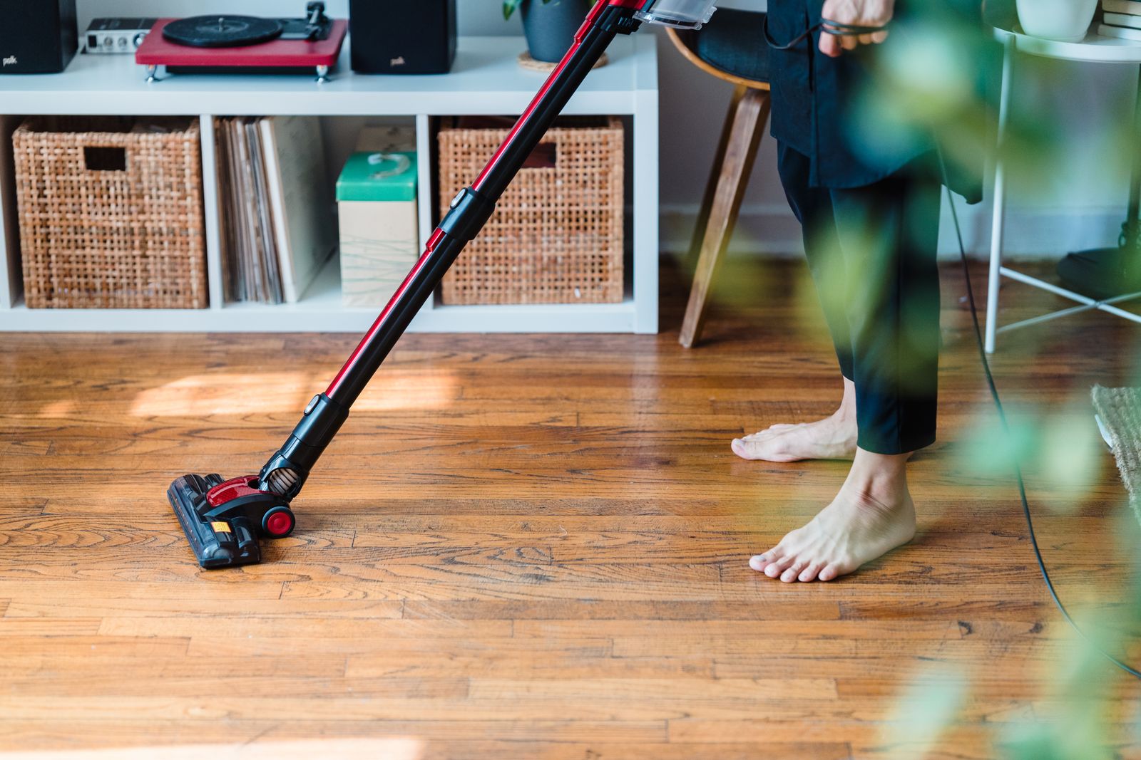BISSELL Featherweight vs Eureka Blaze in Canada corded stick vacuum comparison for quick household cleanups