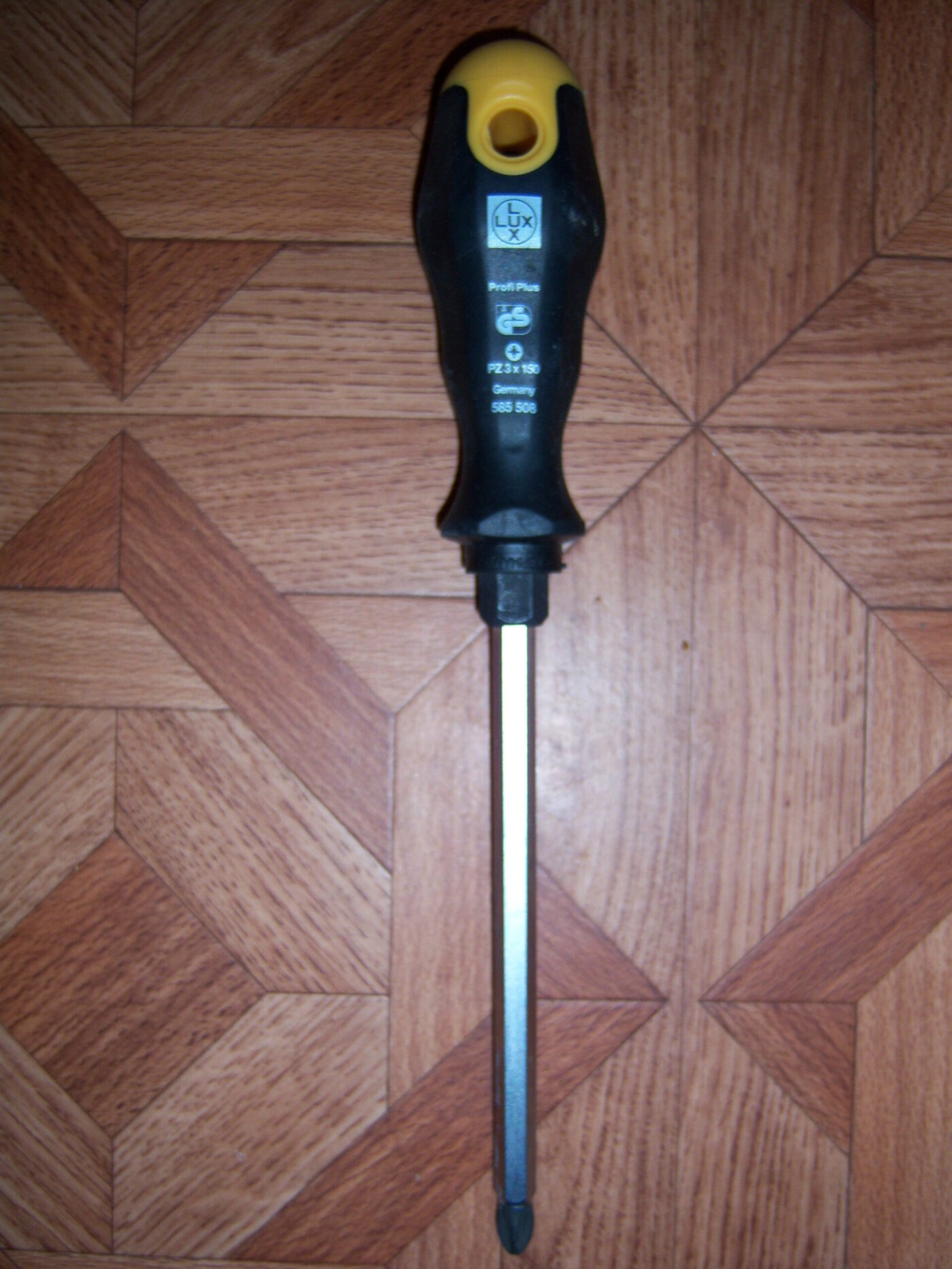 manual screwdriver for final hand tightening after light-duty powered fastening