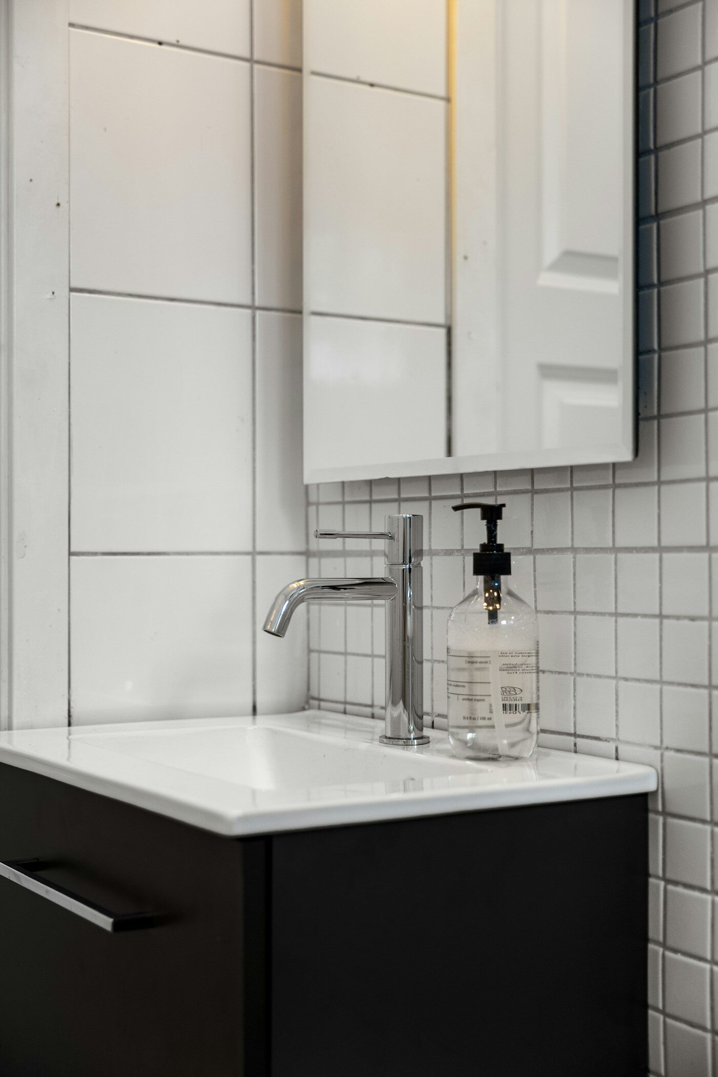 bathroom sink setup for choosing an automatic soap dispenser
