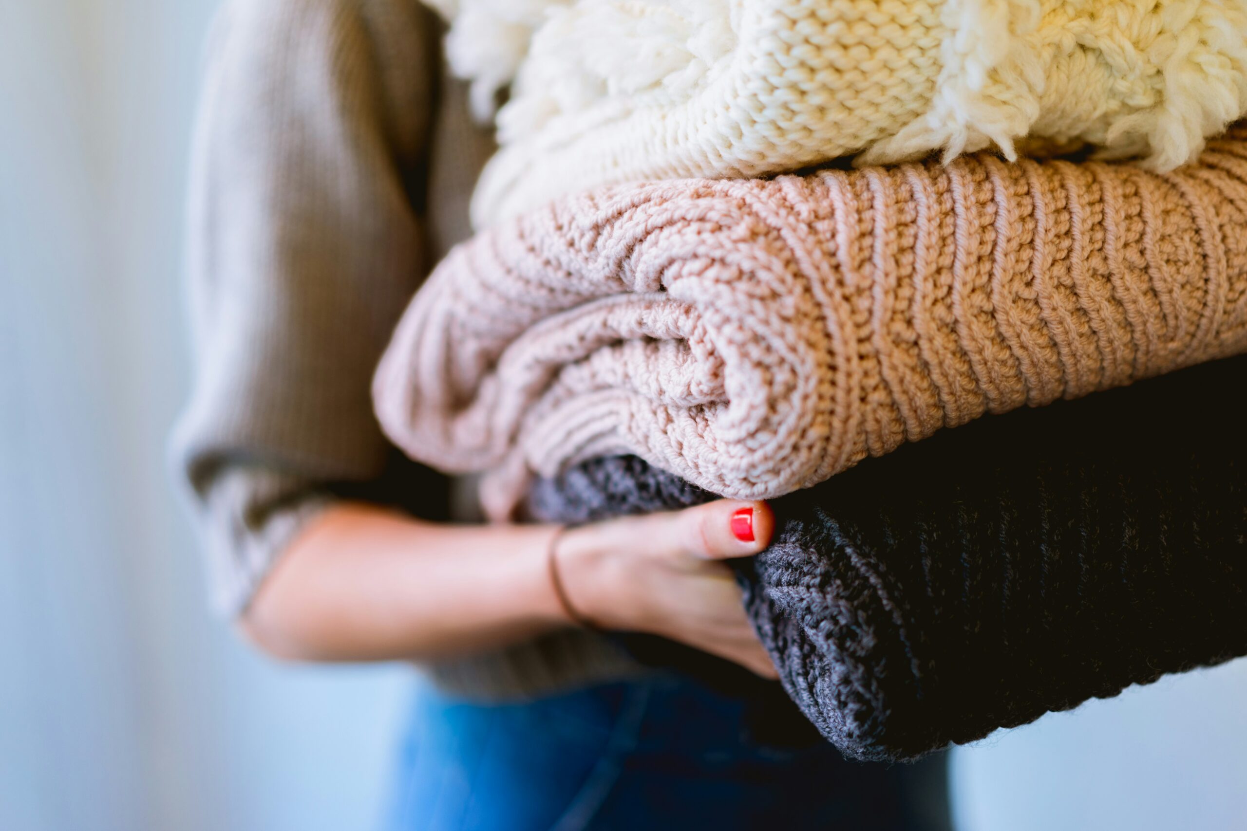 Sweater care context image for comparing fabric shavers and garment-care tools
