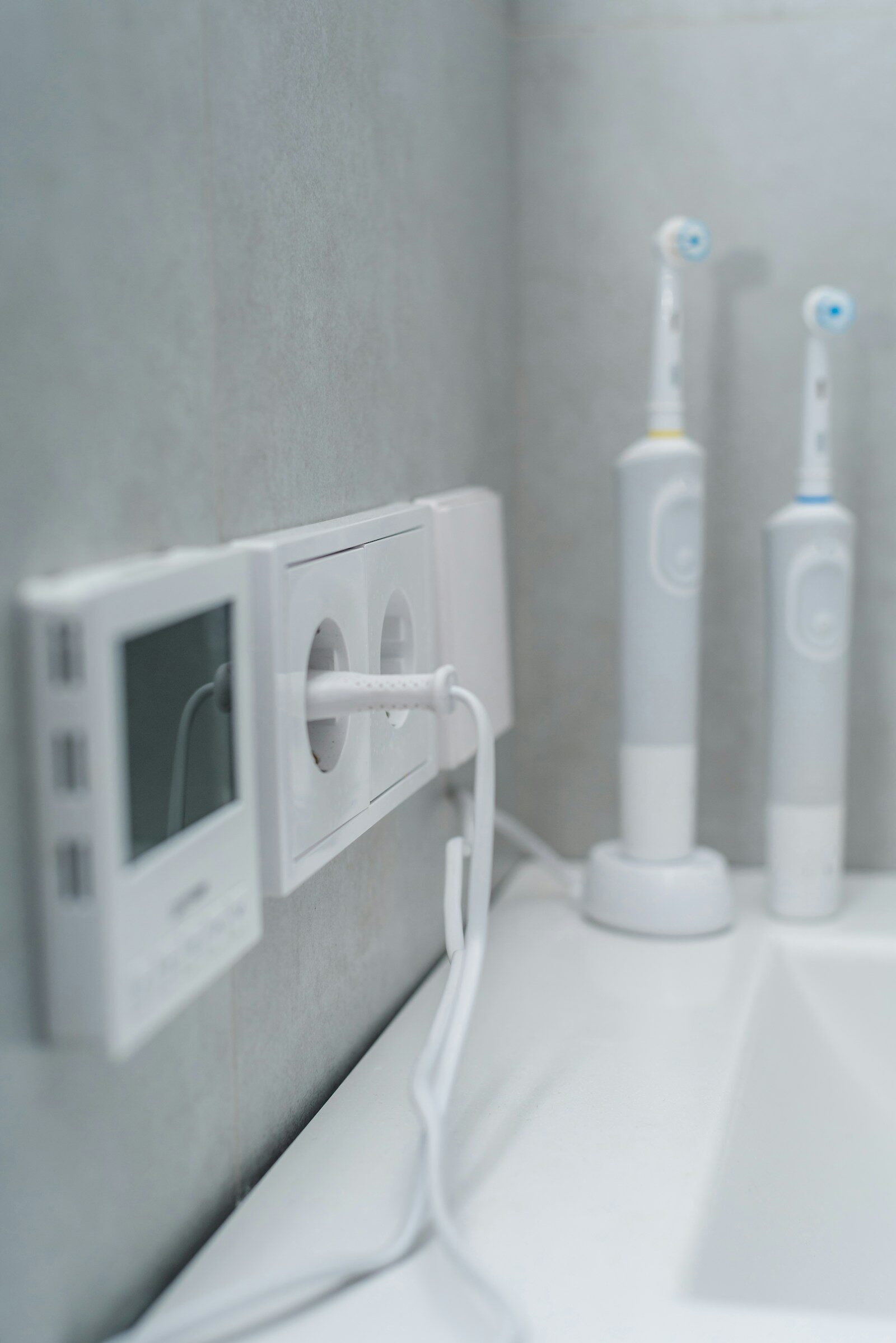 Oral-B Pro 1000 vs Philips Sonicare 4100 in Canada bathroom toothbrush setup