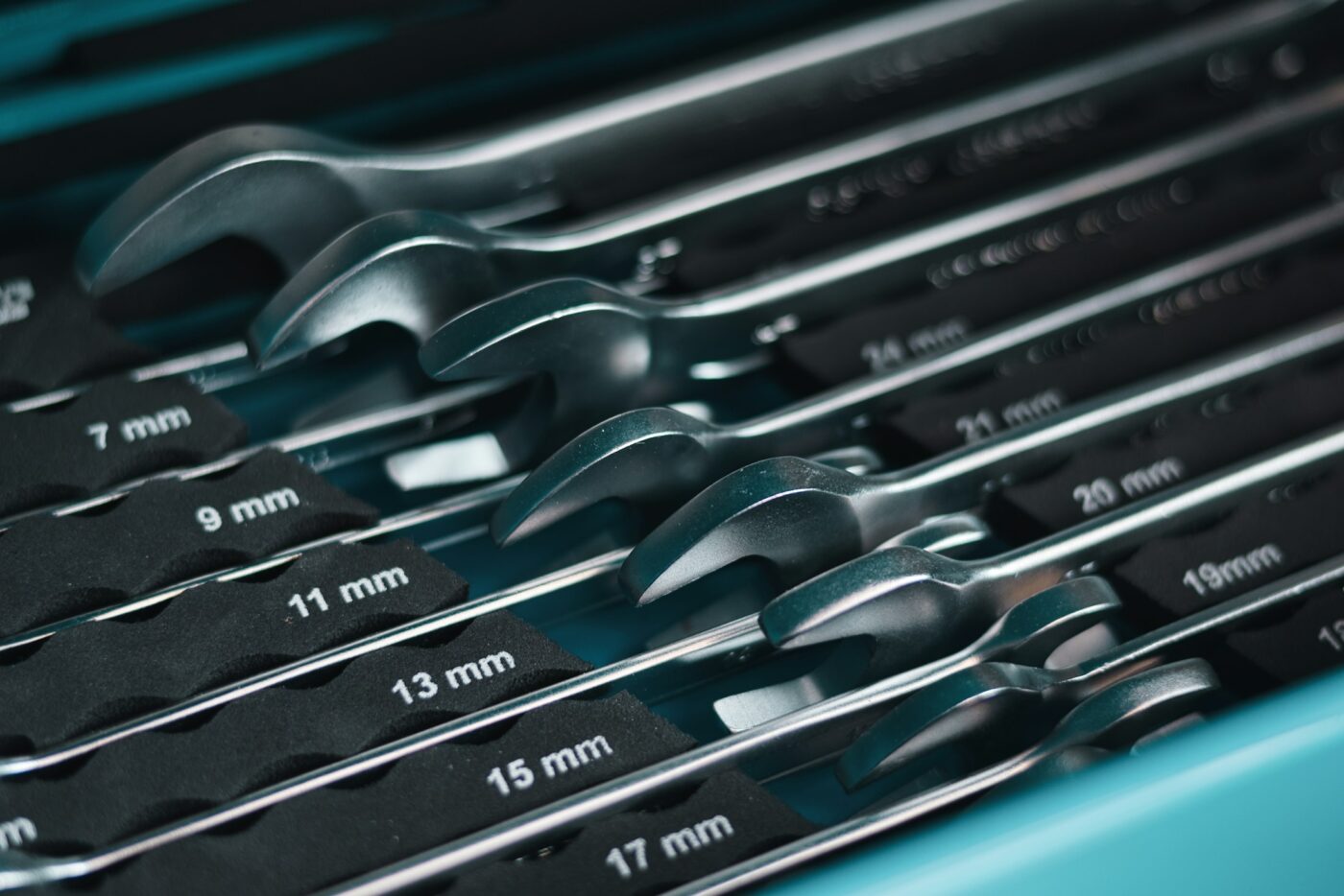 Toolbox storage context for choosing a compact laser distance measurer