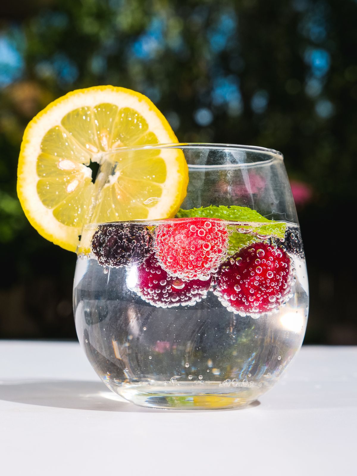 Sparkling water with fruit context for a soda maker comparison
