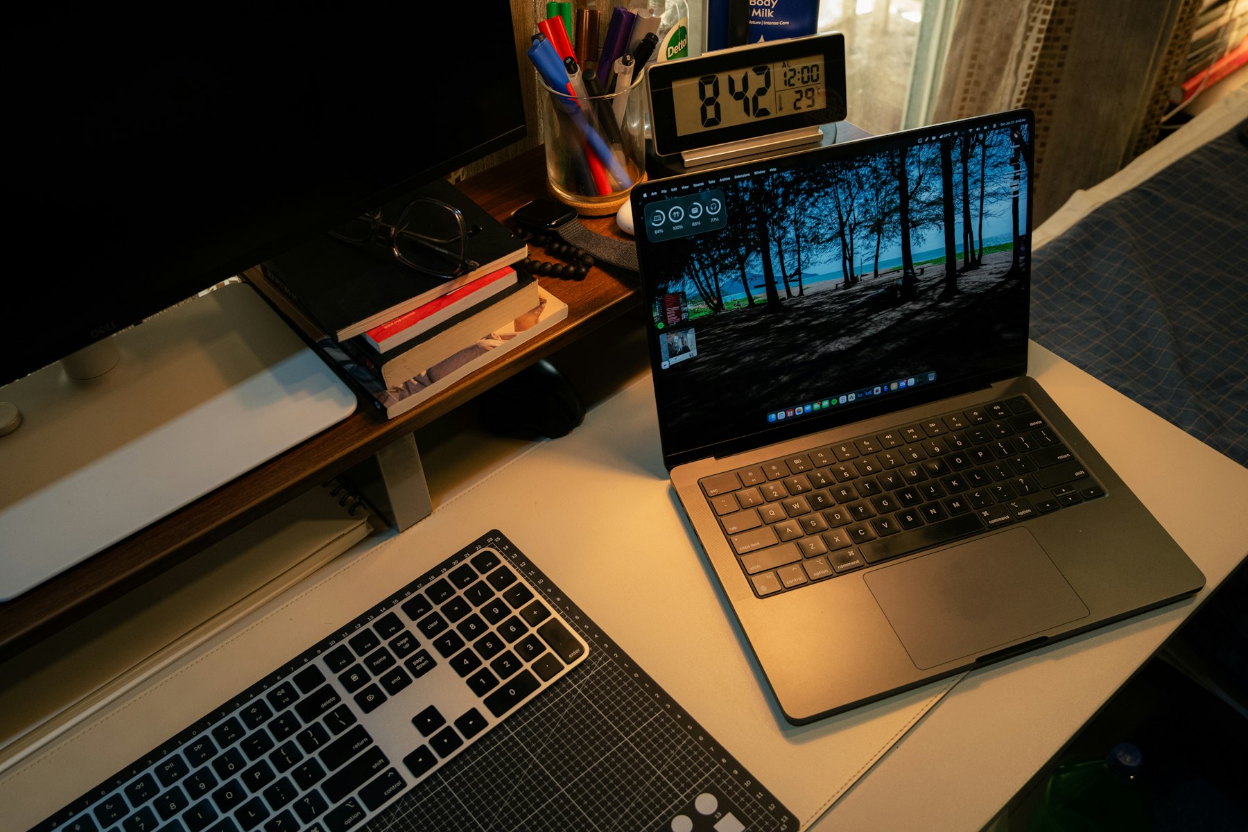Laptop workspace arranged for portable second-screen productivity